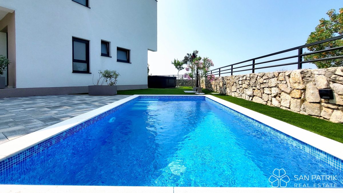 Casa moderna con piscina e vista mare a Krk