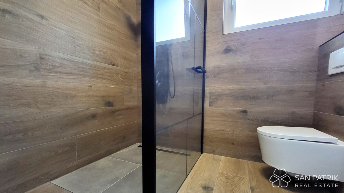 Casa moderna con piscina e vista mare a Krk