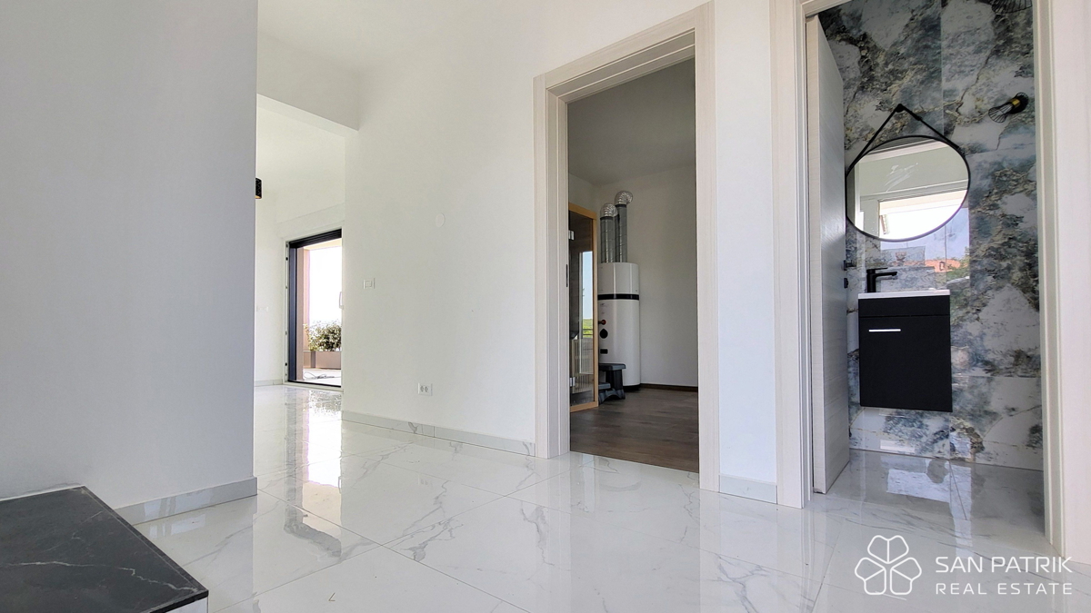 Casa moderna con piscina e vista mare a Krk