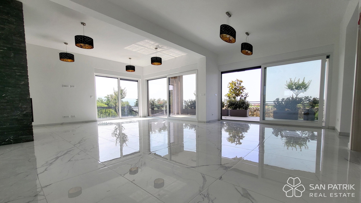 Casa moderna con piscina e vista mare a Krk