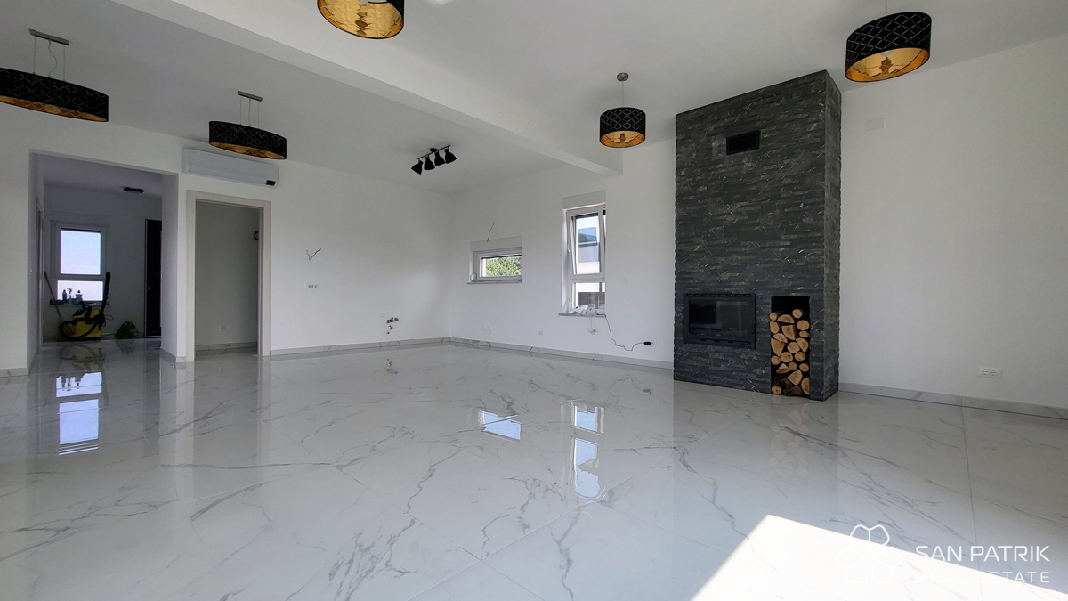 Casa moderna con piscina e vista mare a Krk