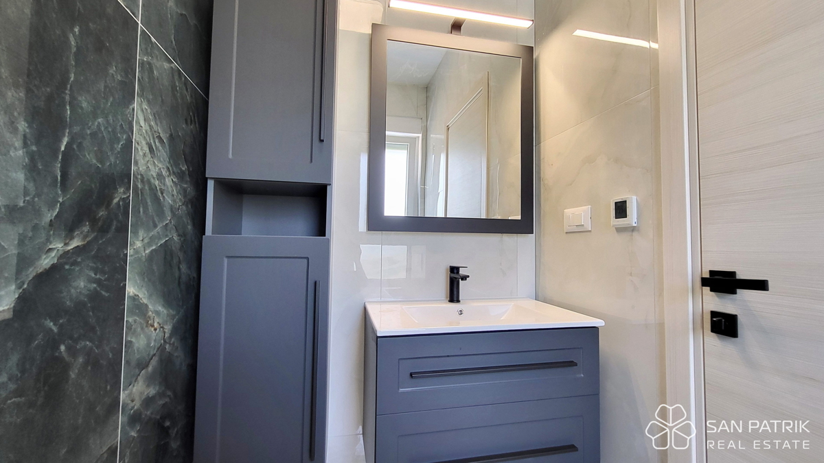 Casa moderna con piscina e vista mare a Krk