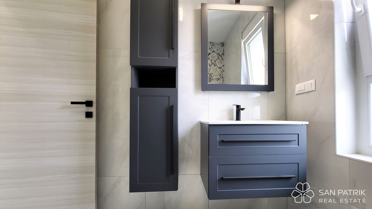 Casa moderna con piscina e vista mare a Krk