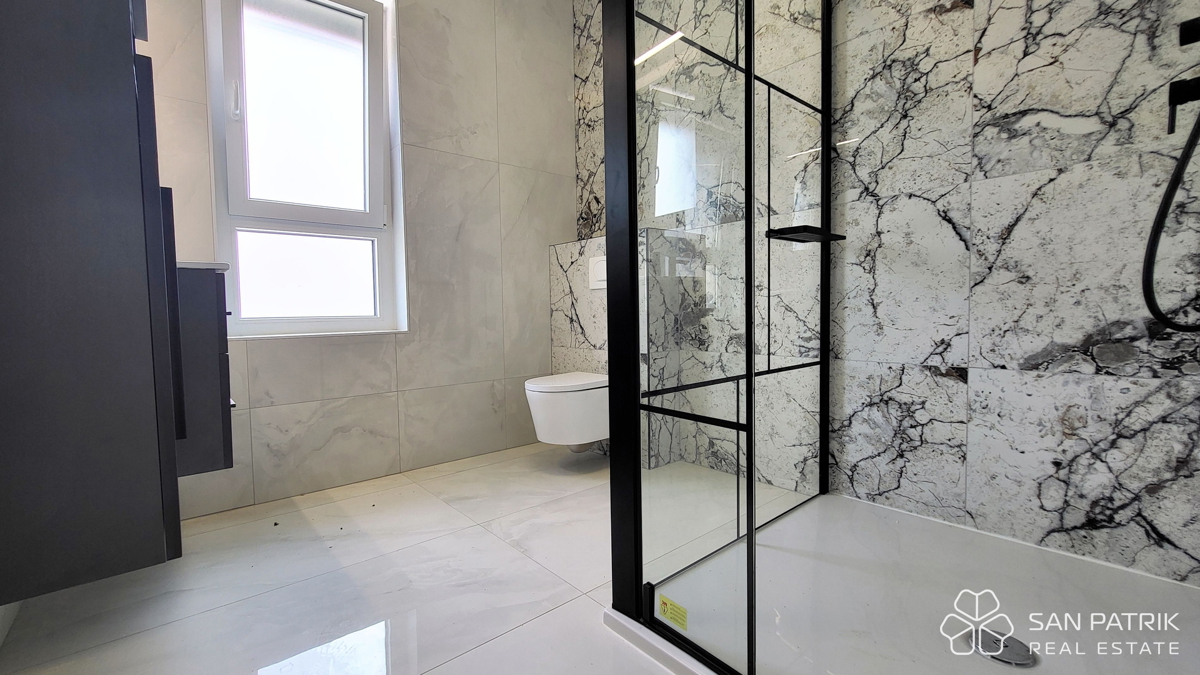 Casa moderna con piscina e vista mare a Krk