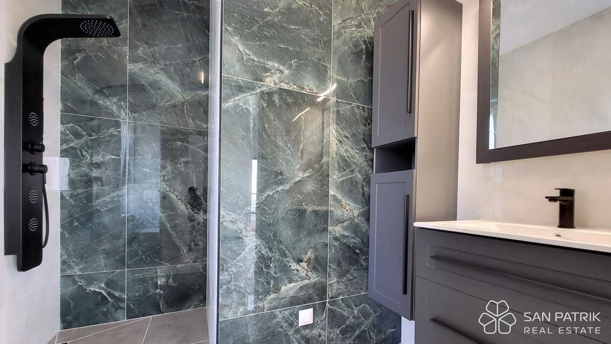 Casa moderna con piscina e vista mare a Krk