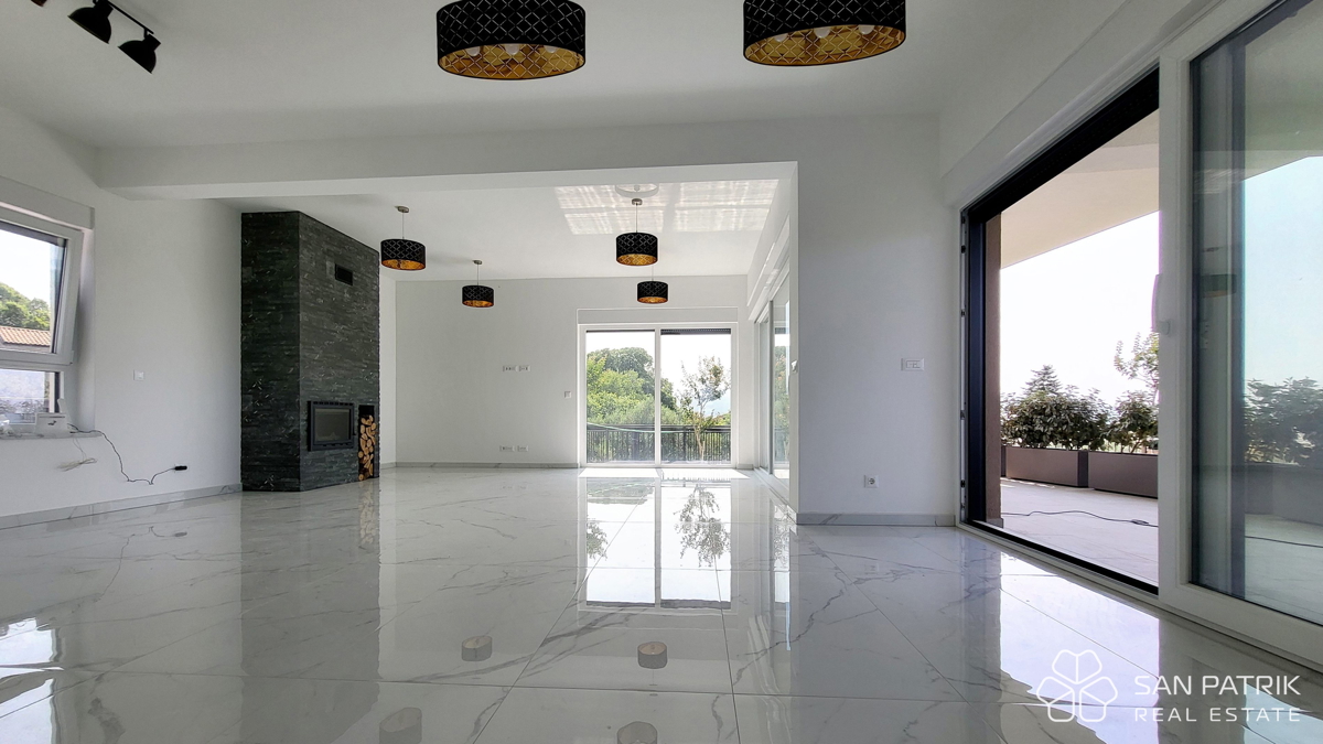 Casa moderna con piscina e vista mare a Krk