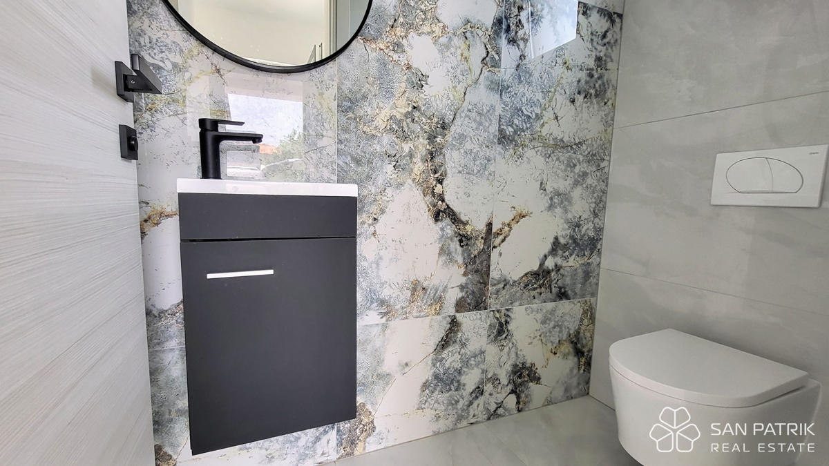 Casa moderna con piscina e vista mare a Krk