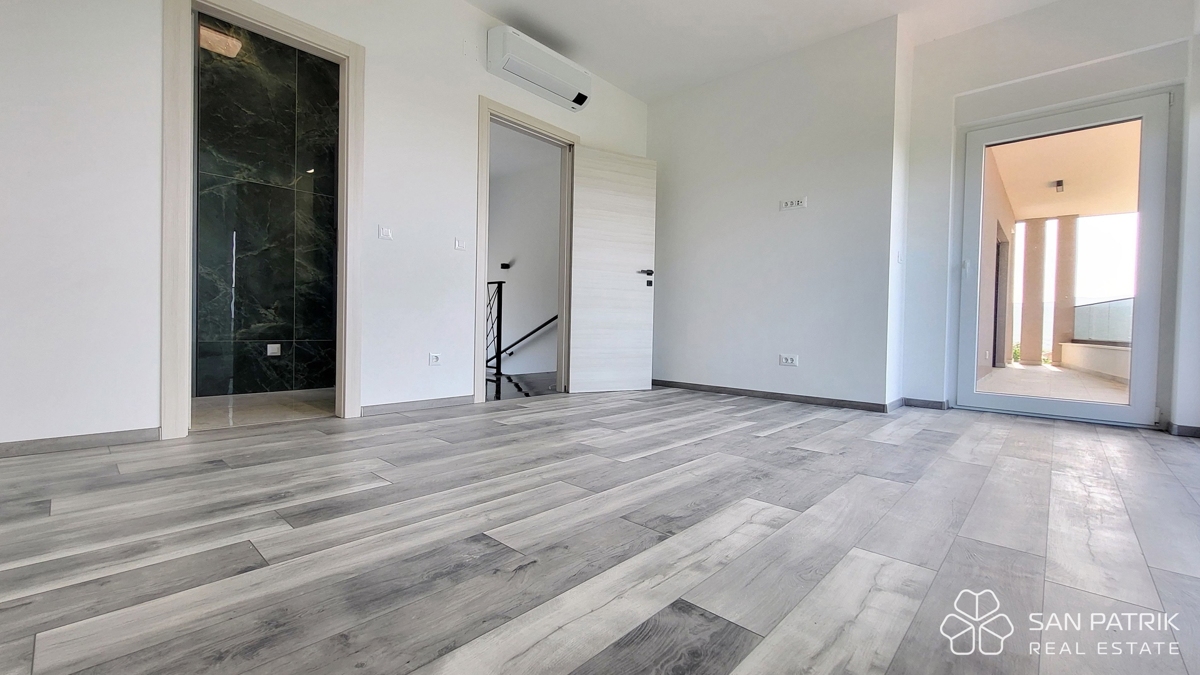 Casa moderna con piscina e vista mare a Krk