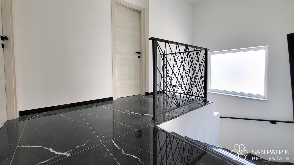 Casa moderna con piscina e vista mare a Krk