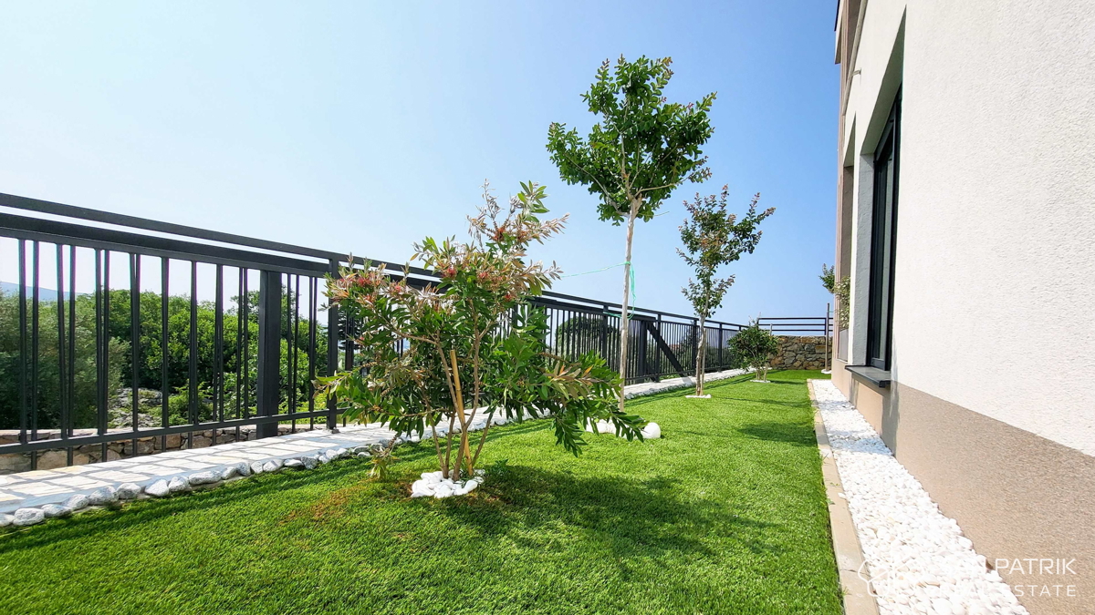 Casa moderna con piscina e vista mare a Krk