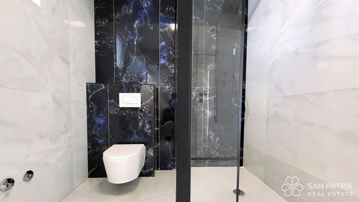 Casa moderna con piscina e vista mare a Krk