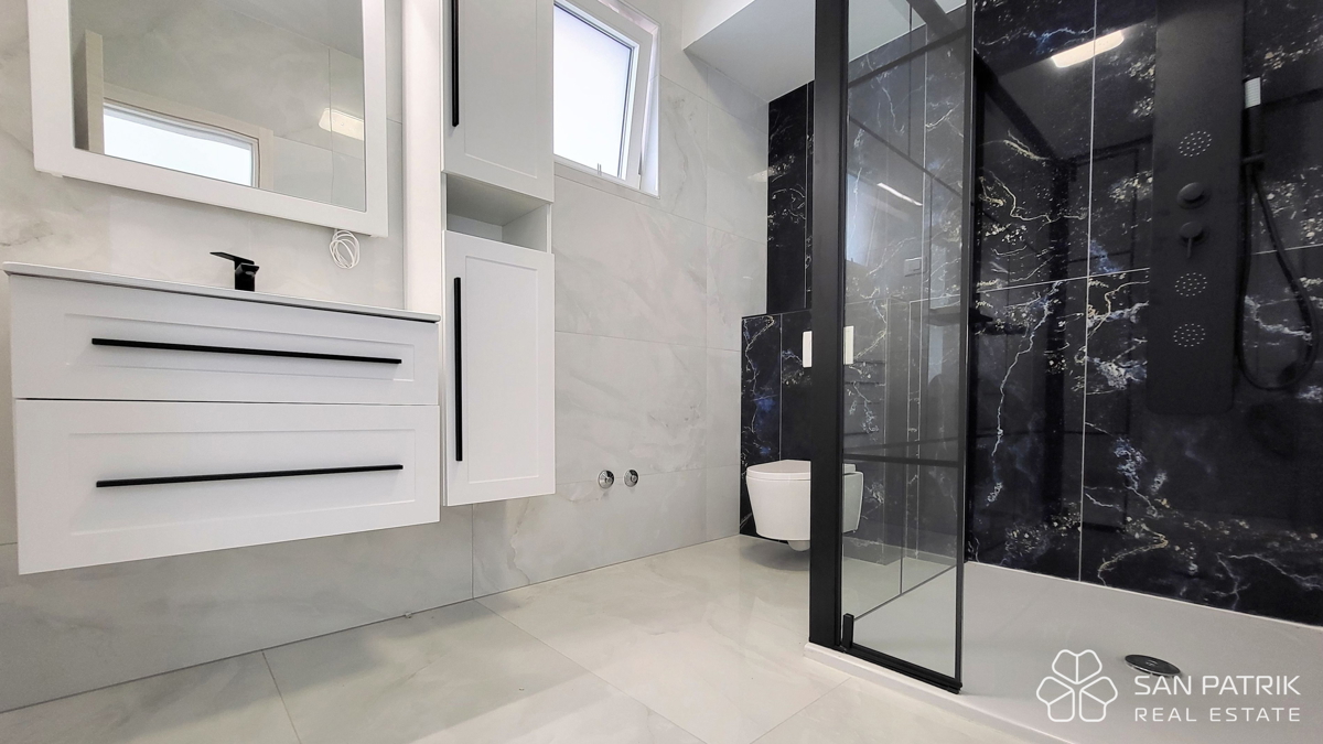 Casa moderna con piscina e vista mare a Krk