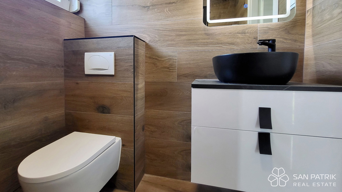 Casa moderna con piscina e vista mare a Krk