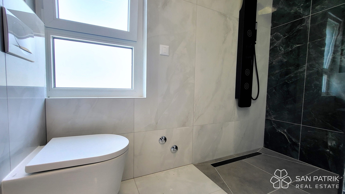 Casa moderna con piscina e vista mare a Krk