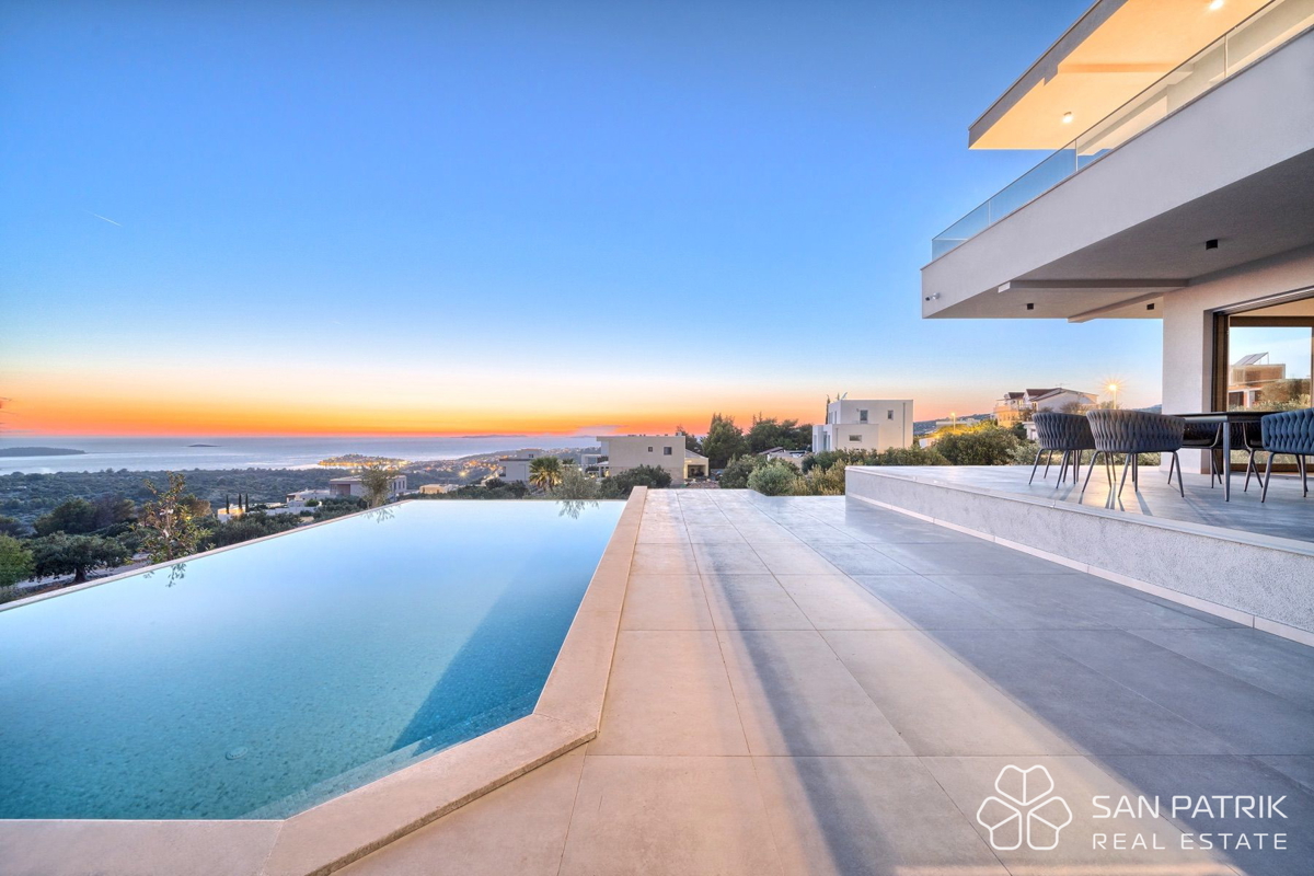 PRIMOŠTEN – VILLA MODERNA CON PISCINA E VISTA MOZZAFIATO