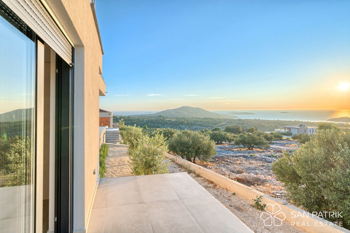 PRIMOŠTEN – VILLA MODERNA CON PISCINA E VISTA MOZZAFIATO