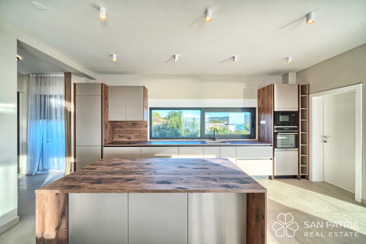 PRIMOŠTEN – VILLA MODERNA CON PISCINA E VISTA MOZZAFIATO