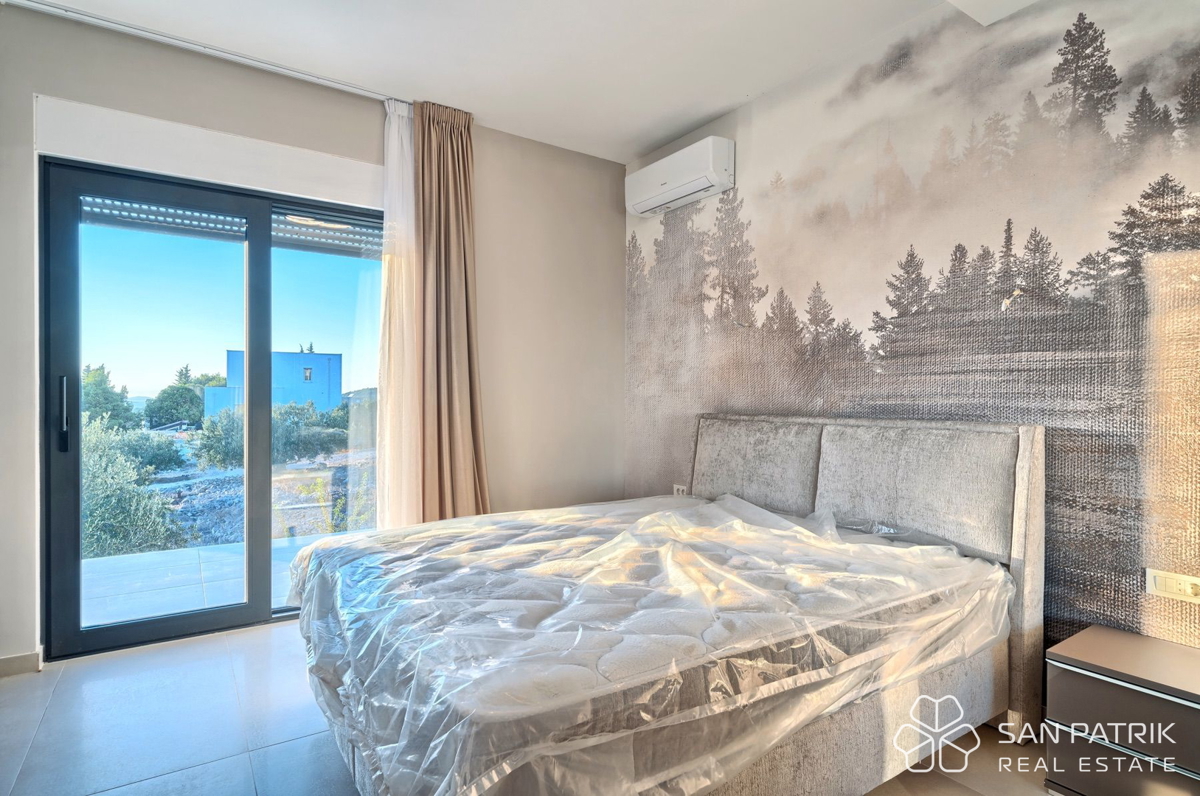 PRIMOŠTEN – VILLA MODERNA CON PISCINA E VISTA MOZZAFIATO