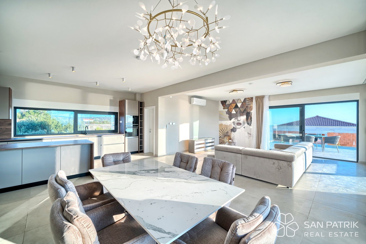 PRIMOŠTEN – VILLA MODERNA CON PISCINA E VISTA MOZZAFIATO