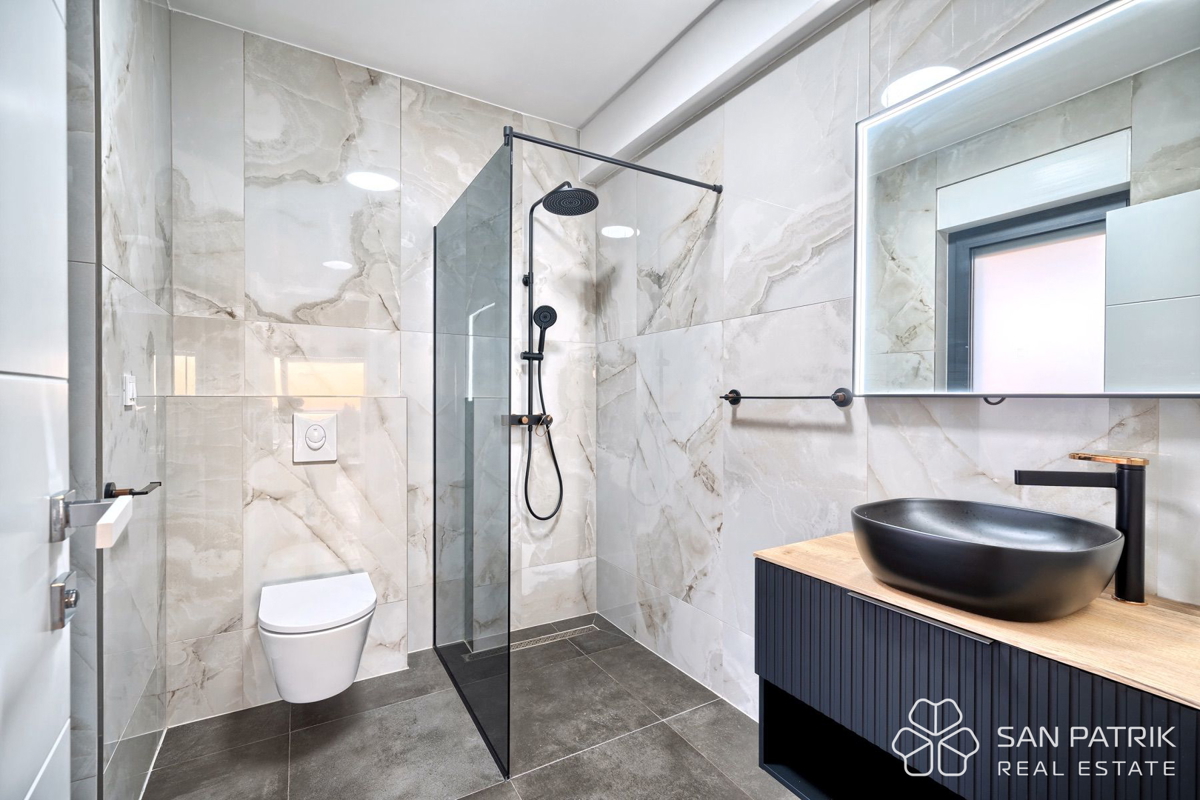 PRIMOŠTEN – VILLA MODERNA CON PISCINA E VISTA MOZZAFIATO