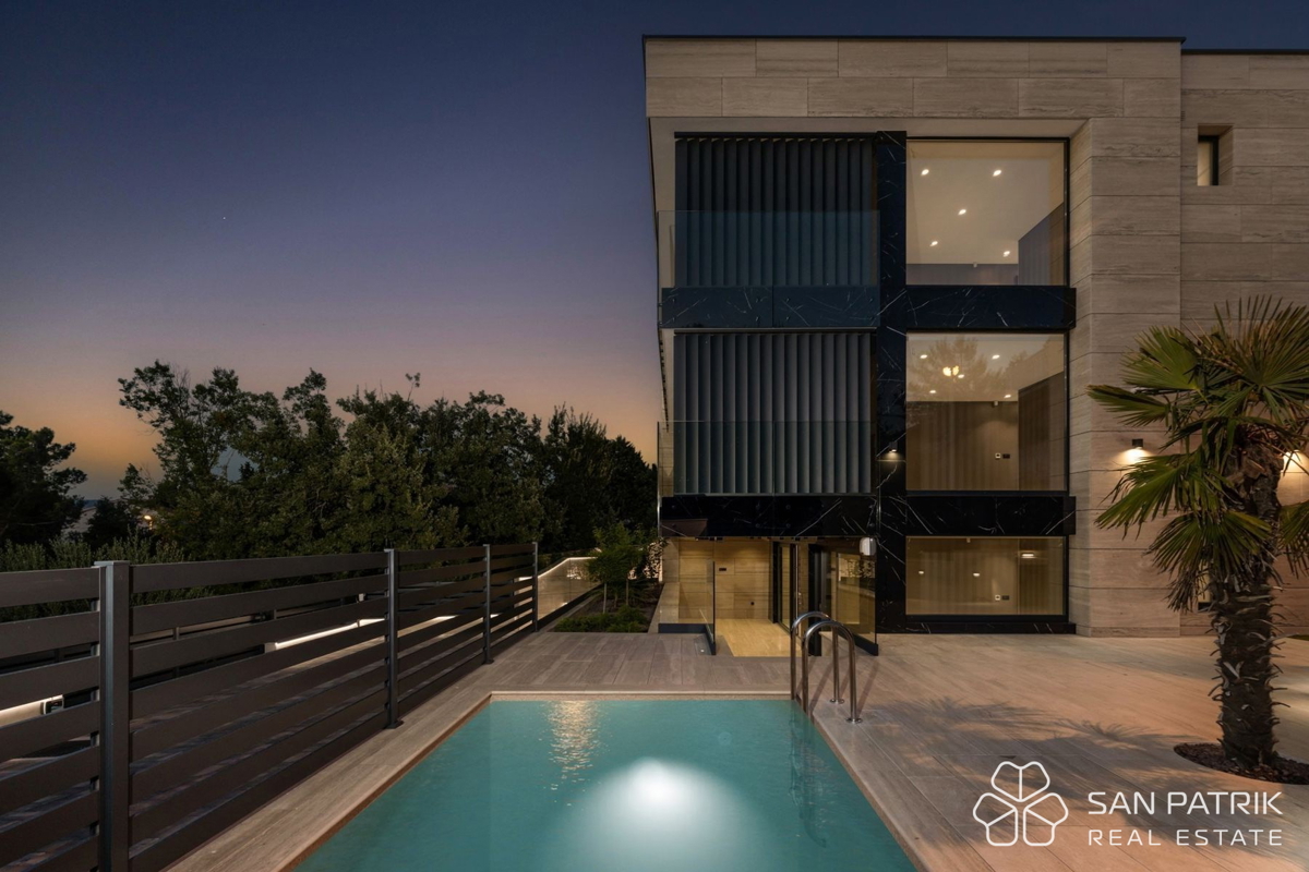 Appartamento moderno (122 m2) con giardino e piscina a Krk