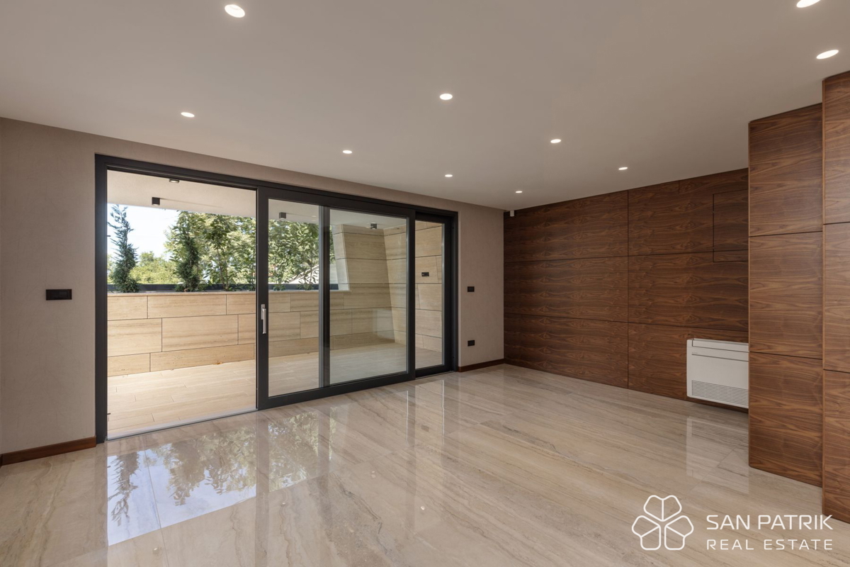 Appartamento moderno (122 m2) con giardino e piscina a Krk