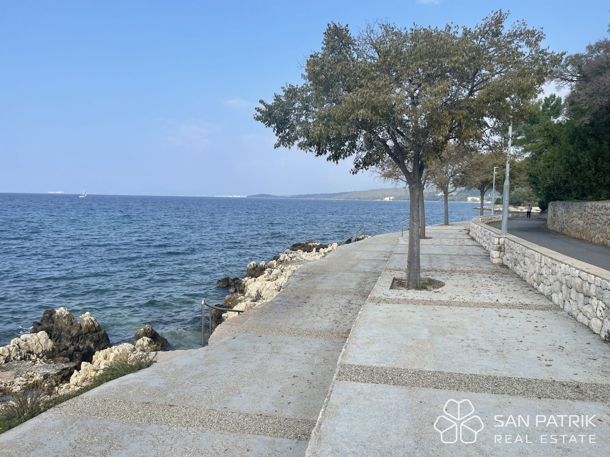 Appartamento moderno (122 m2) con giardino e piscina a Krk