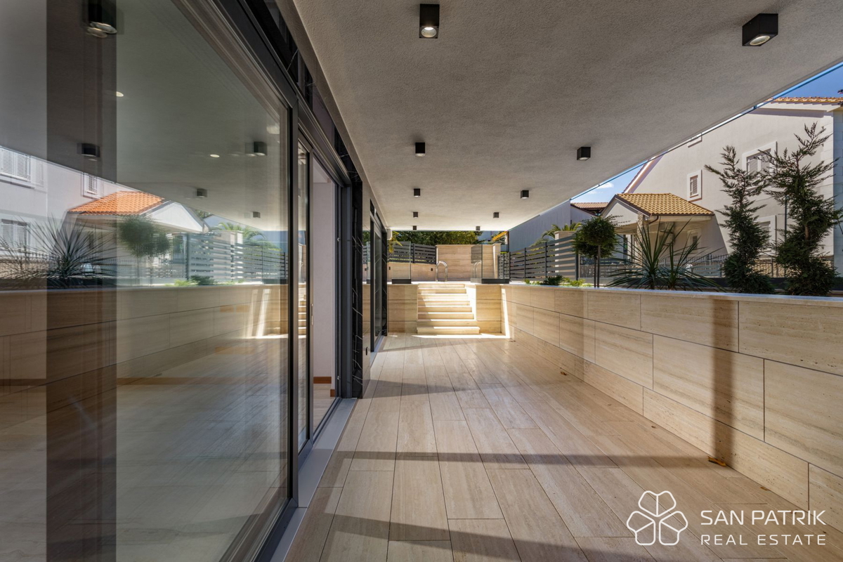 Appartamento moderno (122 m2) con giardino e piscina a Krk