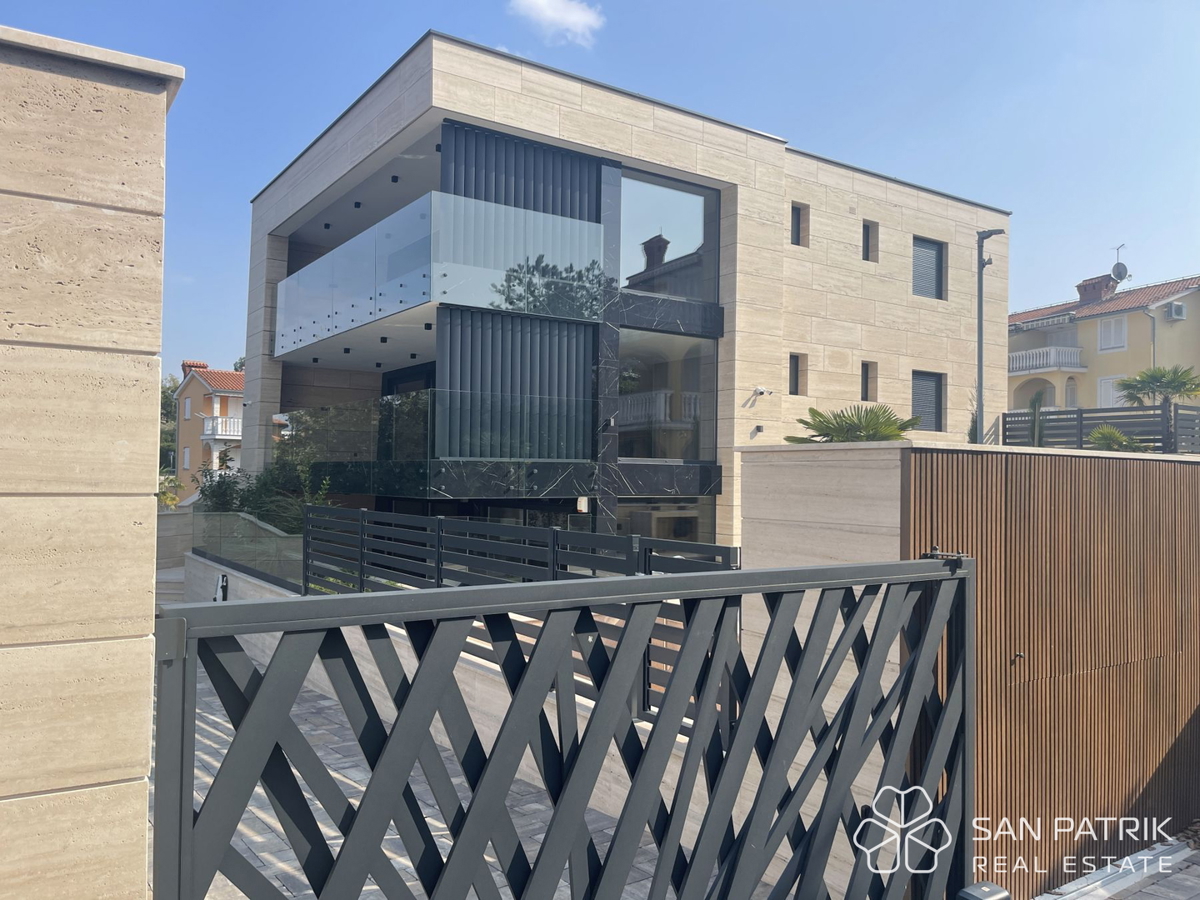 Appartamento moderno (122 m2) con giardino e piscina a Krk