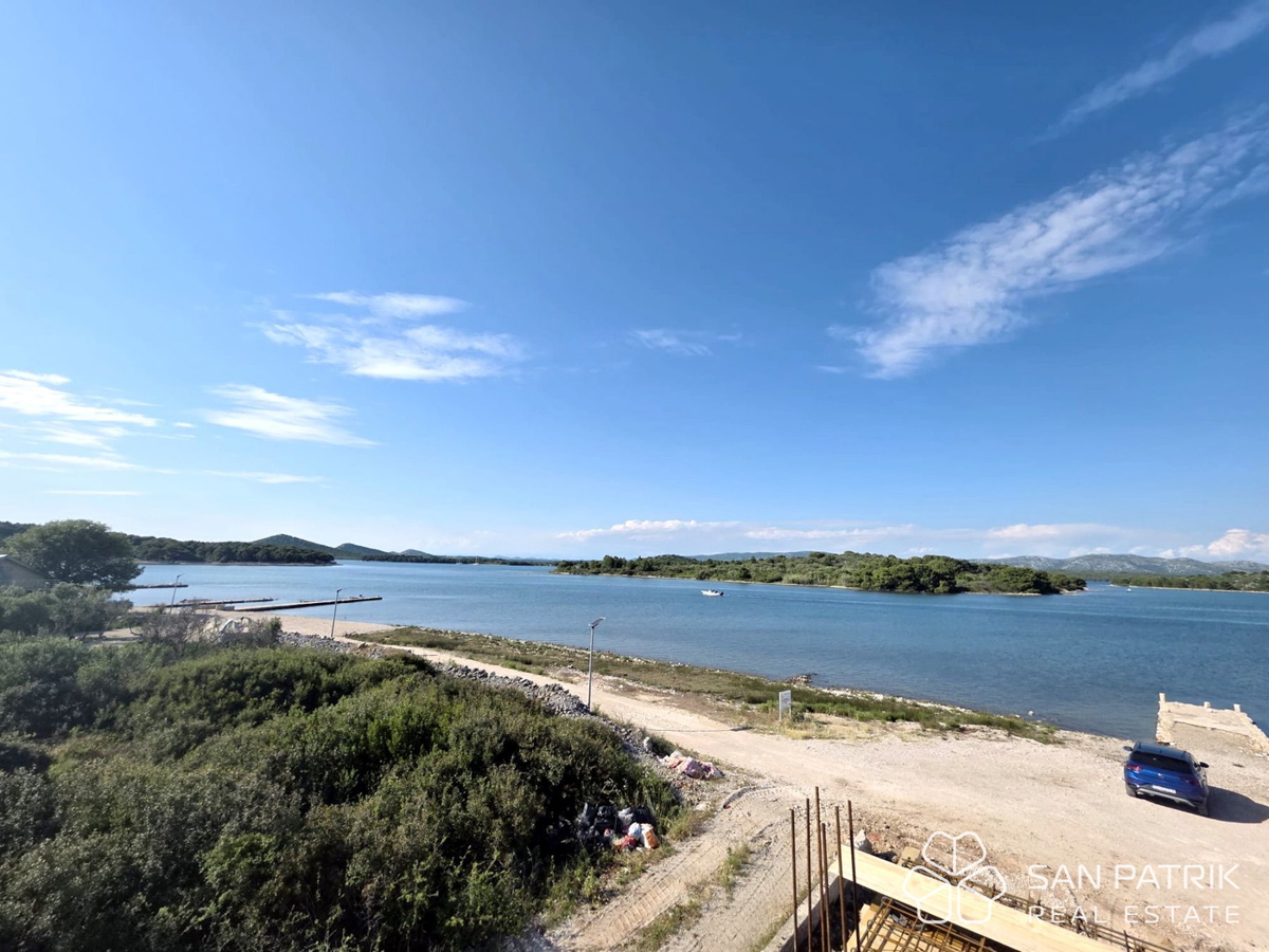 Murter, prima fila sul mare – villa con piscina e vista panoramica