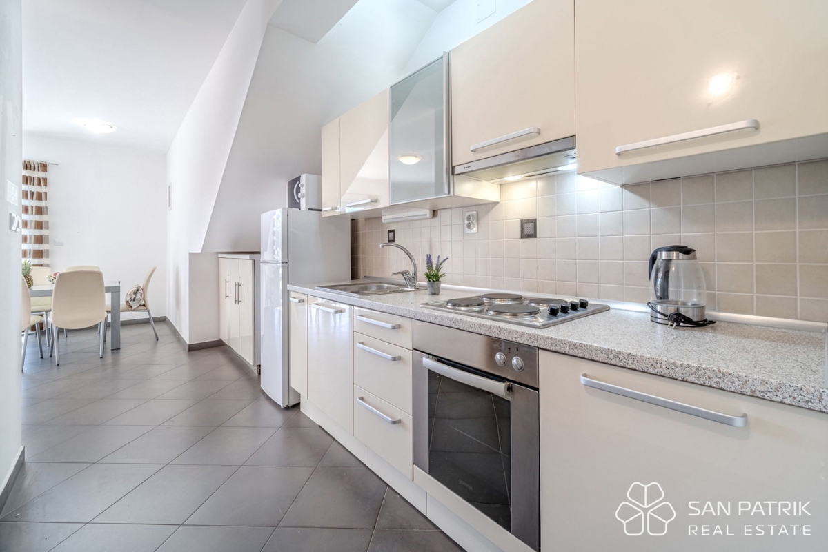 Appartamento (60 m2) in prima fila sul mare con giardino e parcheggio, Milna, isola di Brač