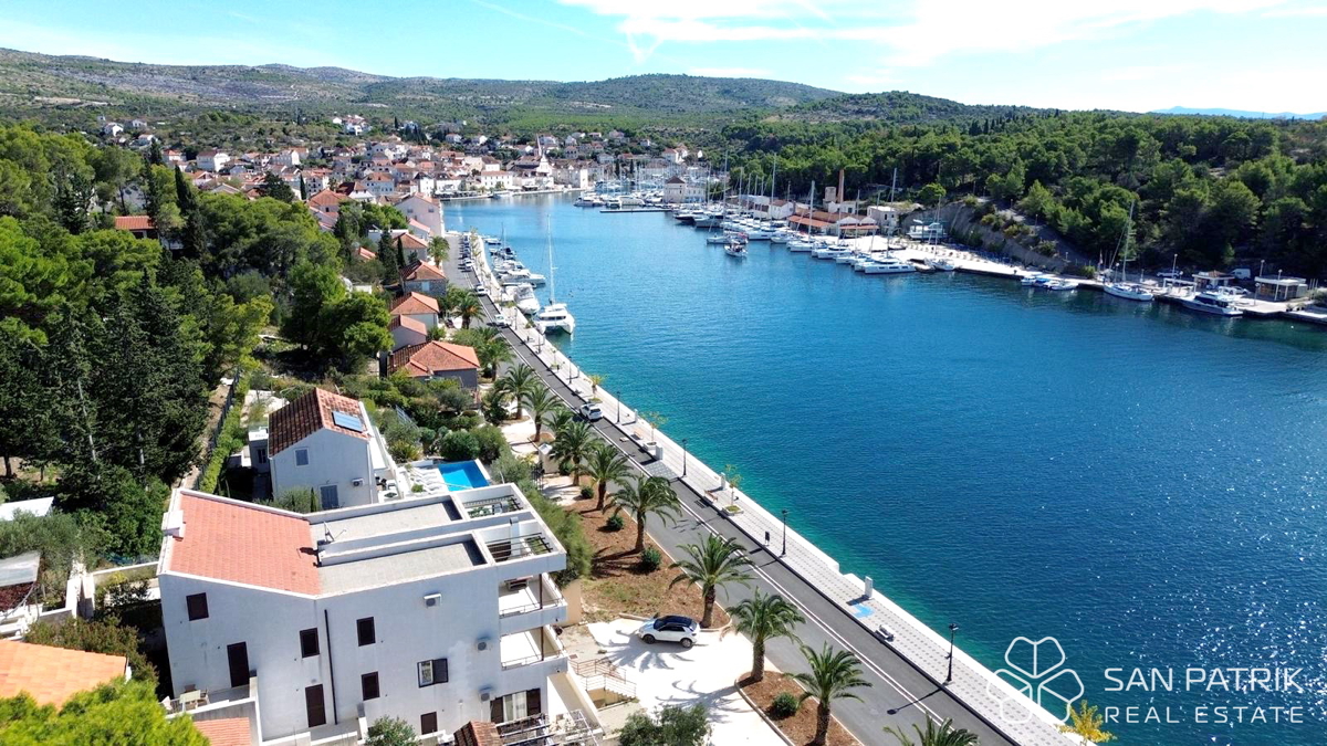 Appartamento (60 m2) in prima fila sul mare con giardino e parcheggio, Milna, isola di Brač