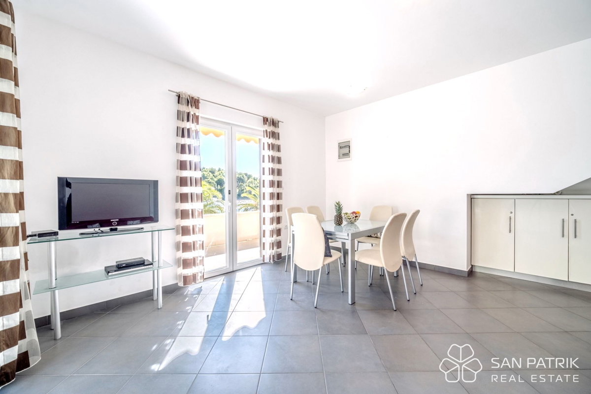 Appartamento (60 m2) in prima fila sul mare con giardino e parcheggio, Milna, isola di Brač