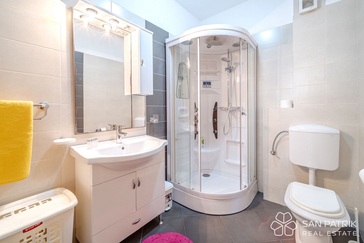 Appartamento (60 m2) in prima fila sul mare con giardino e parcheggio, Milna, isola di Brač