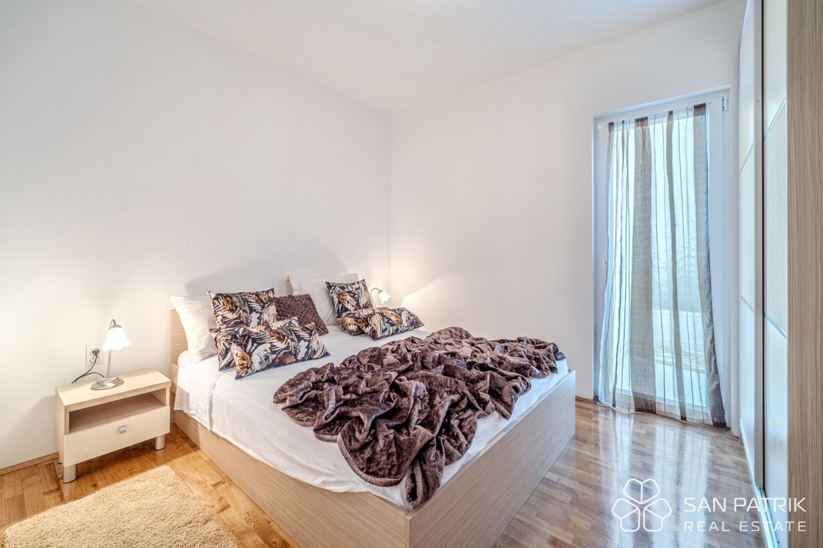 Appartamento (60 m2) in prima fila sul mare con giardino e parcheggio, Milna, isola di Brač