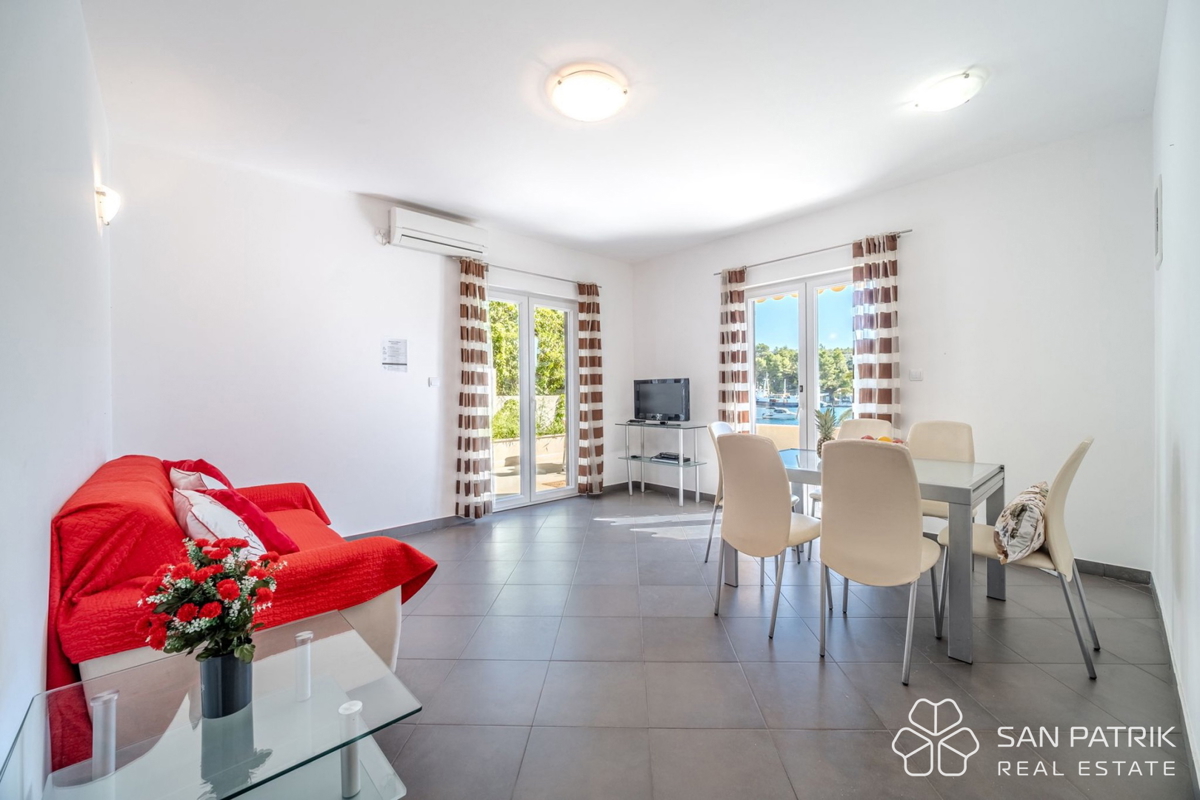 Appartamento (60 m2) in prima fila sul mare con giardino e parcheggio, Milna, isola di Brač