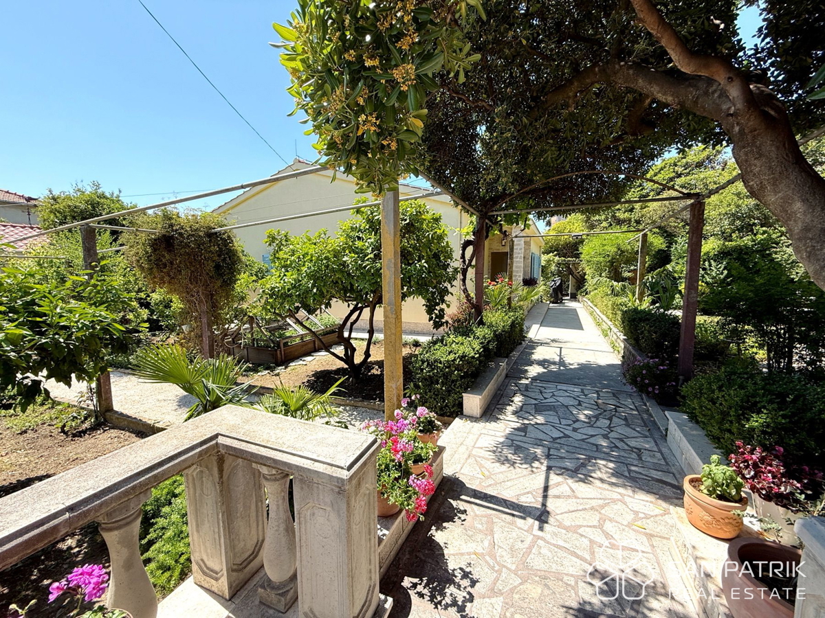 AUTENTICA VILLA DALMATICA – FUSIONE DI TRADIZIONE E TECNOLOGIA MODERNA