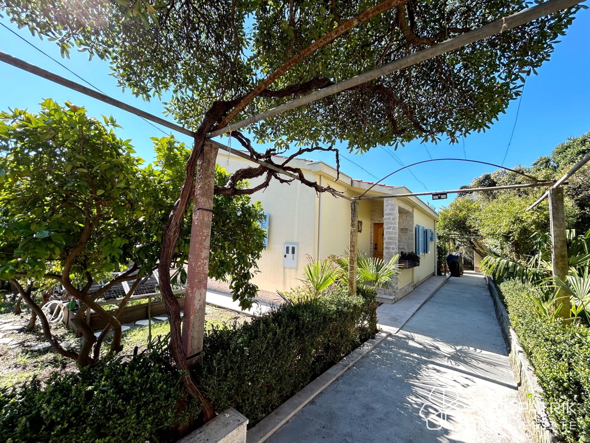 AUTENTICA VILLA DALMATICA – FUSIONE DI TRADIZIONE E TECNOLOGIA MODERNA