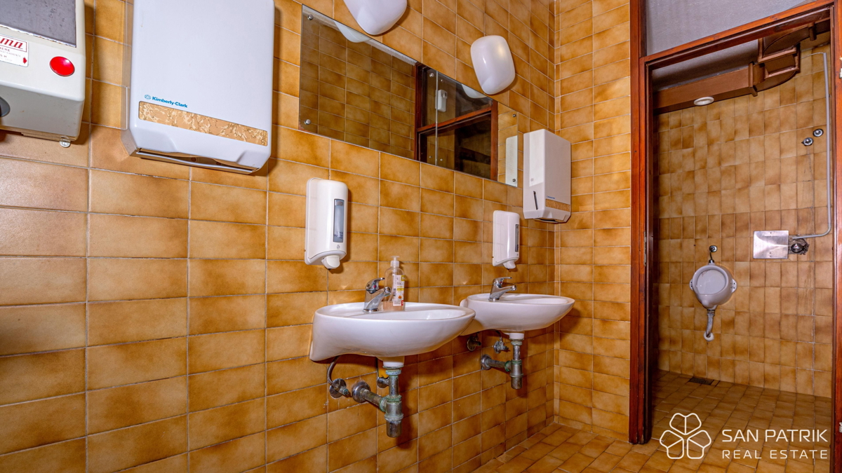 Ristorante attrezzato pronto per l'attività a Crikvenica