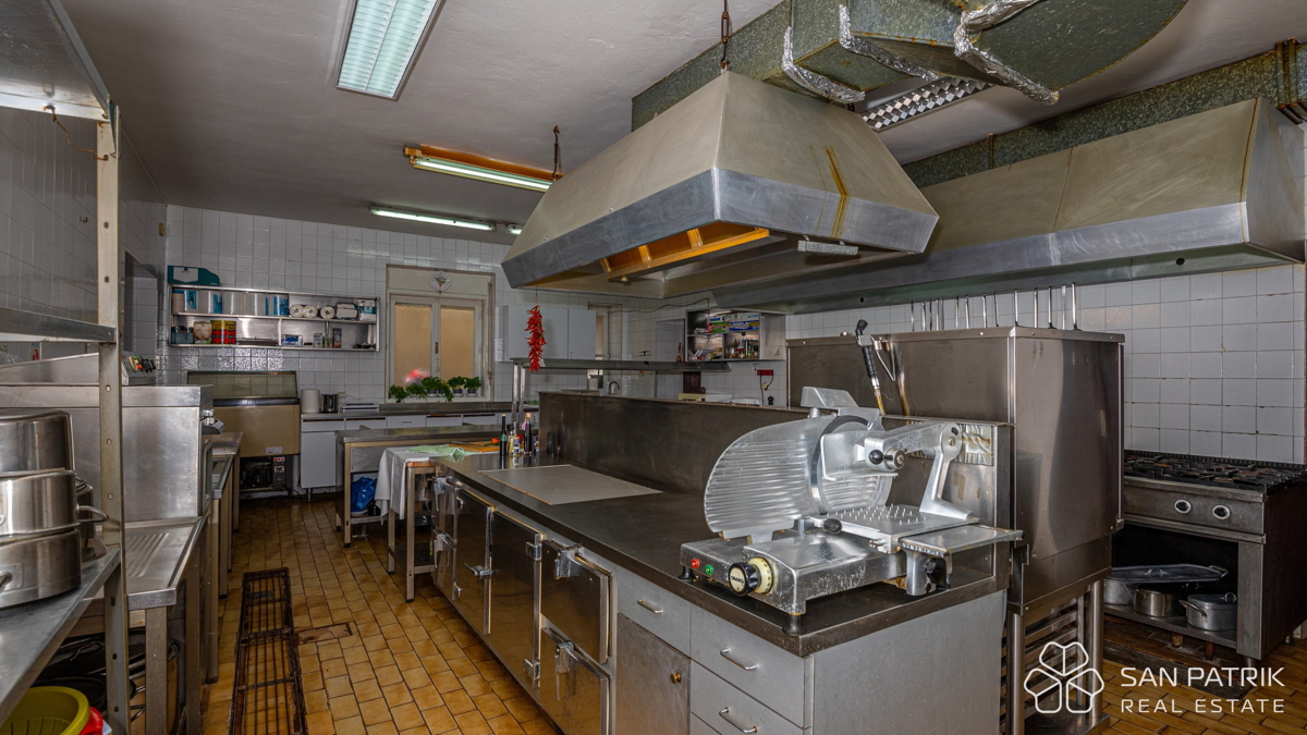 Ristorante attrezzato pronto per l'attività a Crikvenica