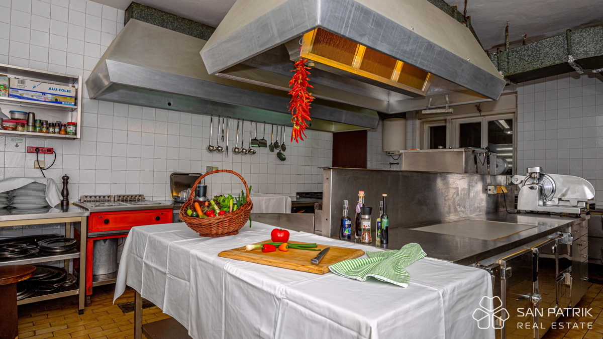 Ristorante attrezzato pronto per l'attività a Crikvenica