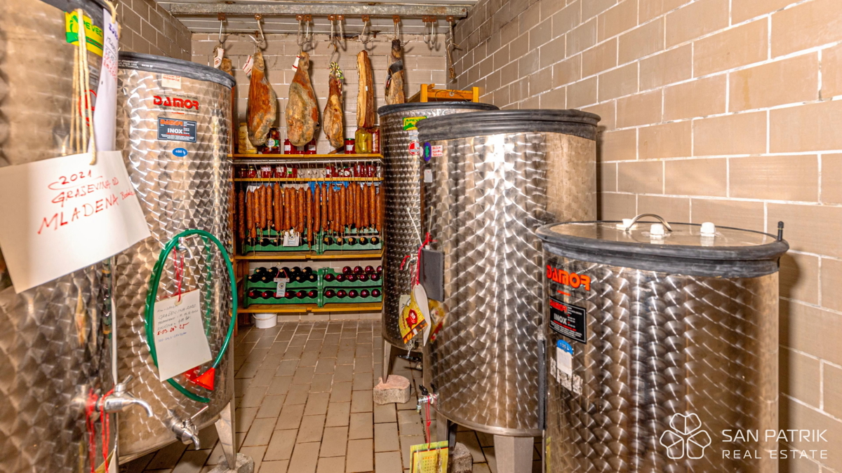 Ristorante attrezzato pronto per l'attività a Crikvenica