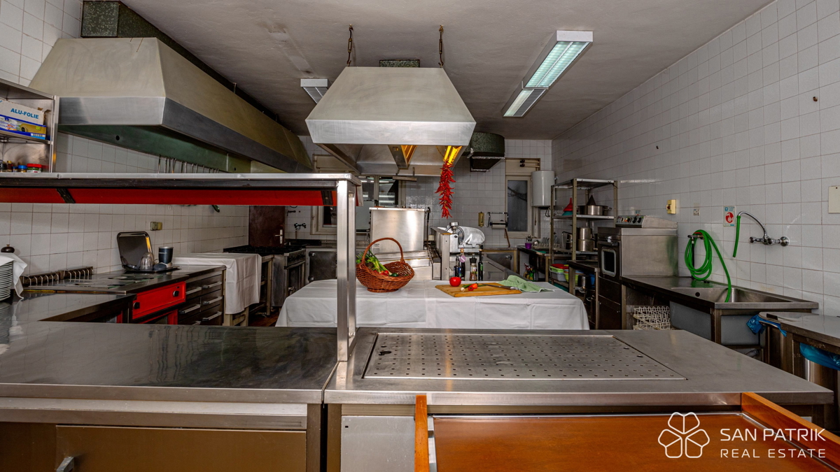 Ristorante attrezzato pronto per l'attività a Crikvenica