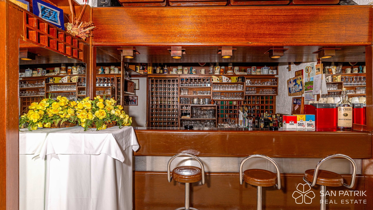 Ristorante attrezzato pronto per l'attività a Crikvenica