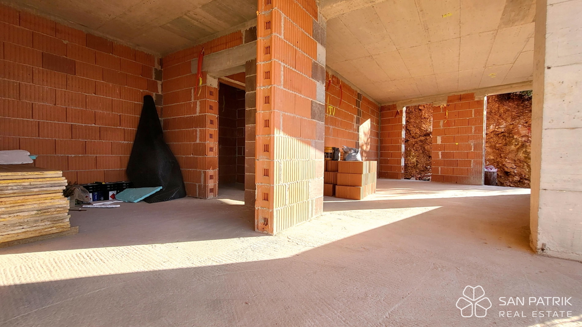 Moderna nuova costruzione vicino al centro di Vrbnik a Krk