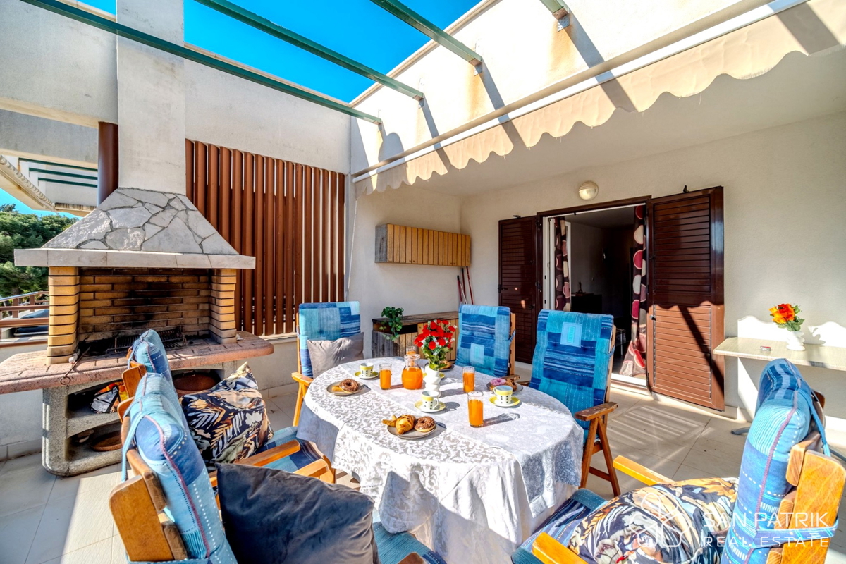 Attico (75 m2) sul mare con grande terrazza a Brač