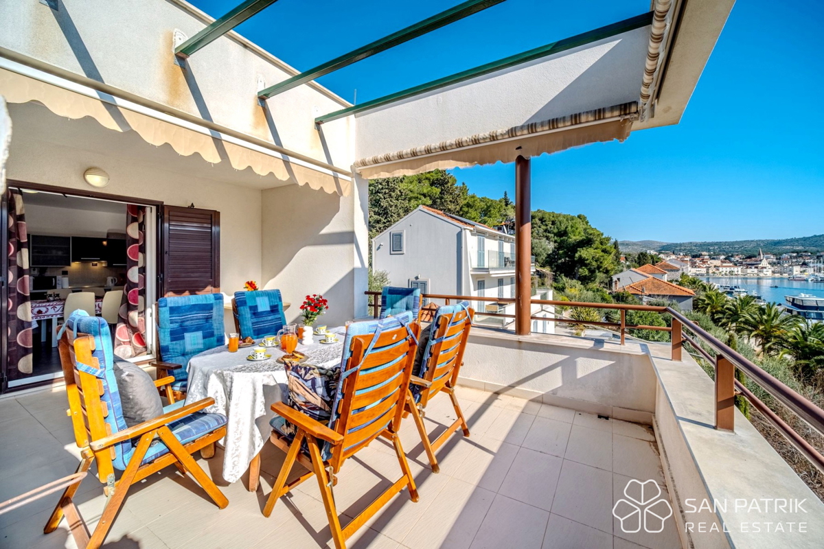 Attico (75 m2) sul mare con grande terrazza a Brač