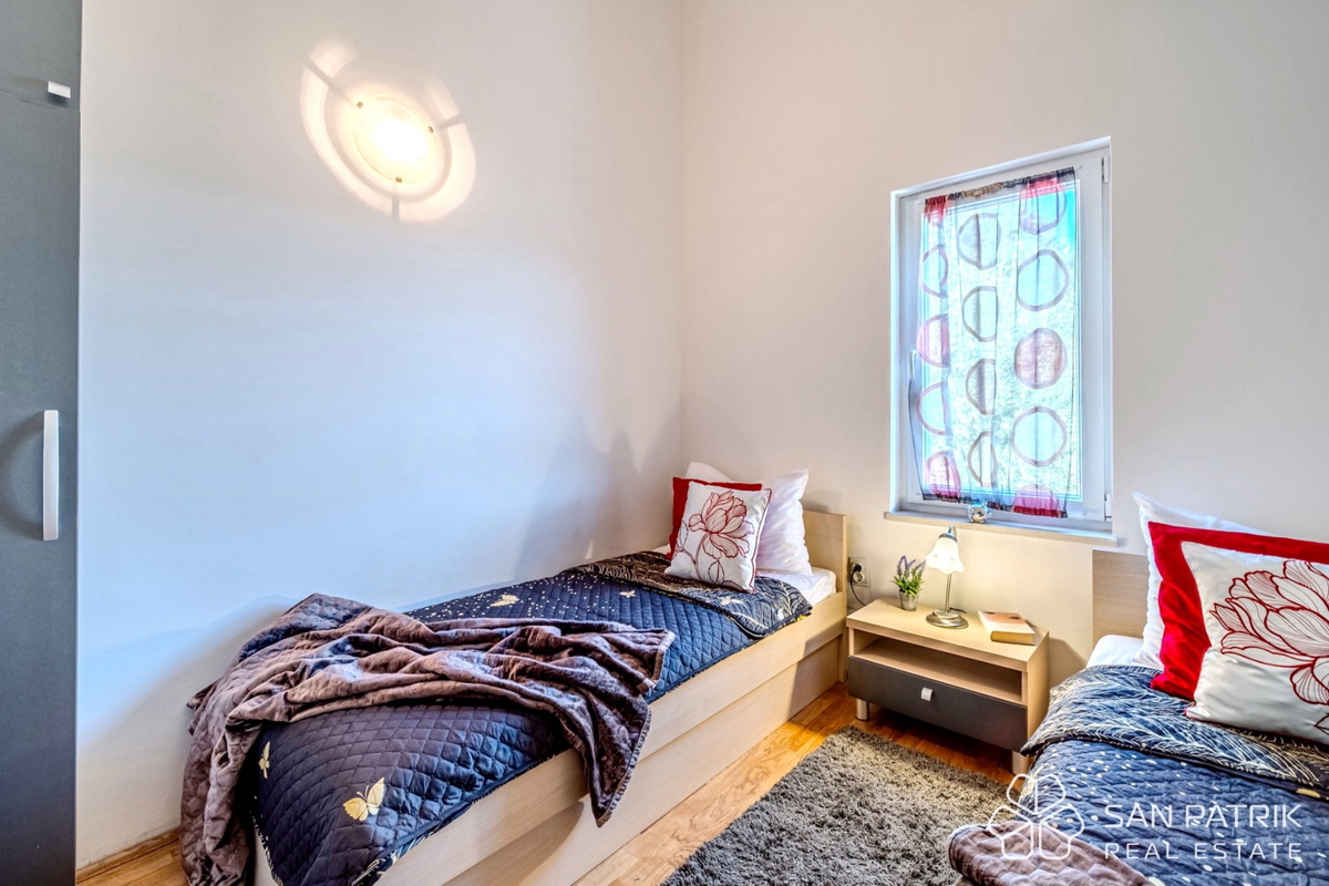 Attico (75 m2) sul mare con grande terrazza a Brač