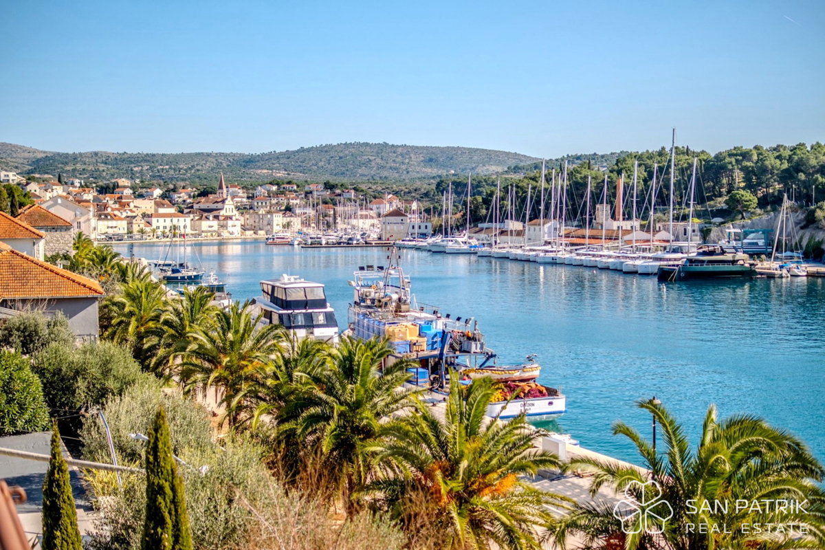 Attico (75 m2) sul mare con grande terrazza a Brač