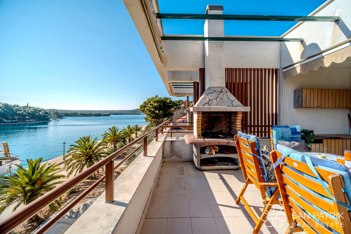 Attico (75 m2) sul mare con grande terrazza a Brač